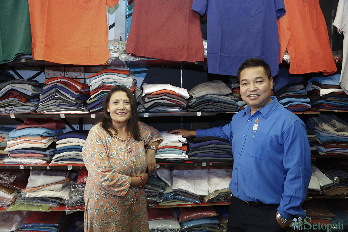 नेपाल कटन हाउसका सञ्चालक रञ्जना मालाकार र मिलनवीर मालाकार। तस्बिरः नवीनबाबु गुरूङ/सेतोपाटी